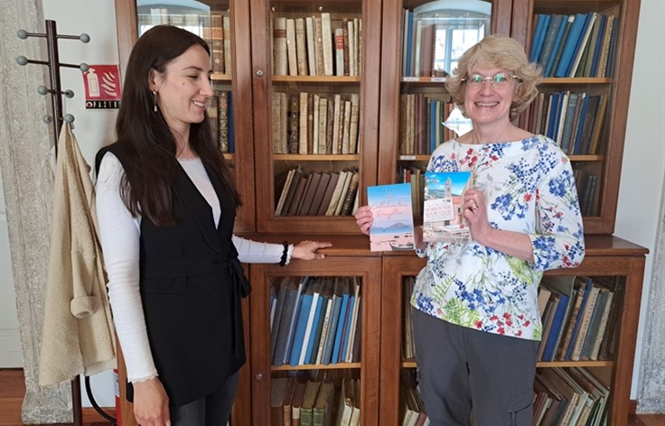 Britanska spisateljica Eva Glyn uručila Knjižnici svoje dvije knjige o Dubrovniku